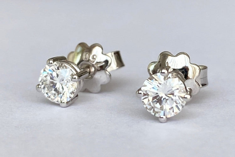 Boucles d'oreilles Boucles d’oreilles solitaires en or blanc 18 ct avec diamants 58 Facettes earrings