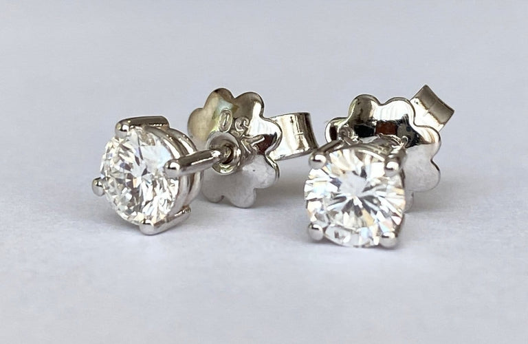 Boucles d'oreilles Boucles d’oreilles solitaires en or blanc 18 ct avec diamants 58 Facettes earrings