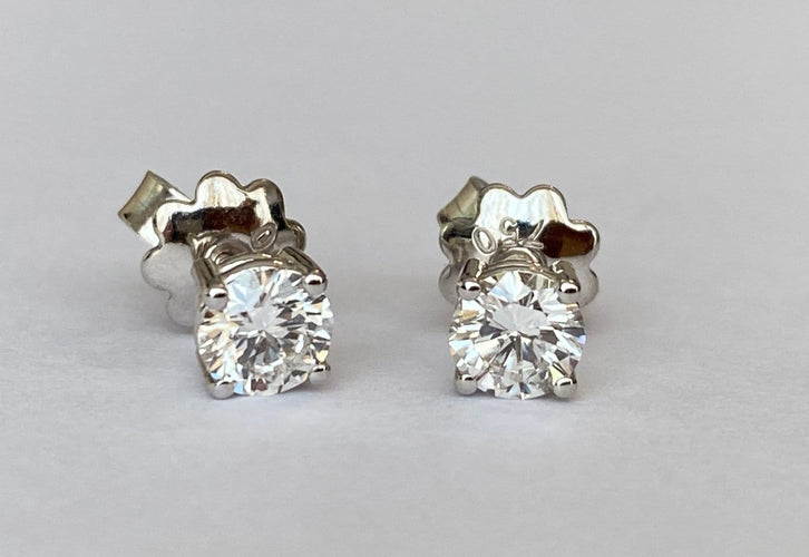 Boucles d'oreilles Boucles d’oreilles solitaires en or blanc 18 ct avec diamants 58 Facettes earrings