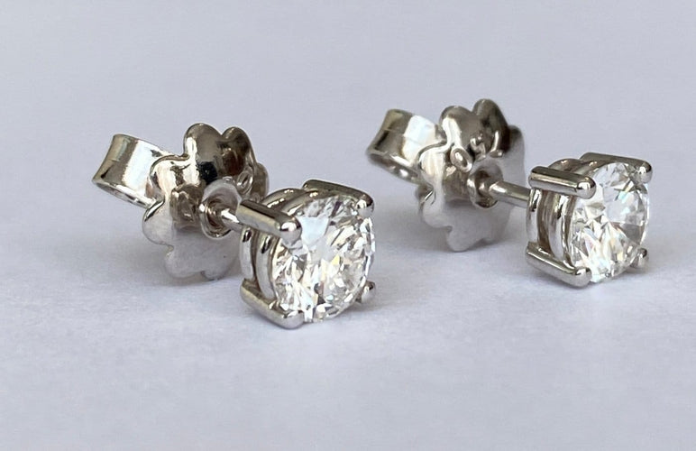 Boucles d'oreilles Boucles d’oreilles solitaires en or blanc 18 ct avec diamants 58 Facettes earrings