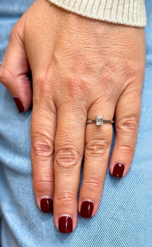 Bague 54 Bague solitaire en or blanc 18 carats, diamant taille émeraude 0,70 ct 58 Facettes 90637