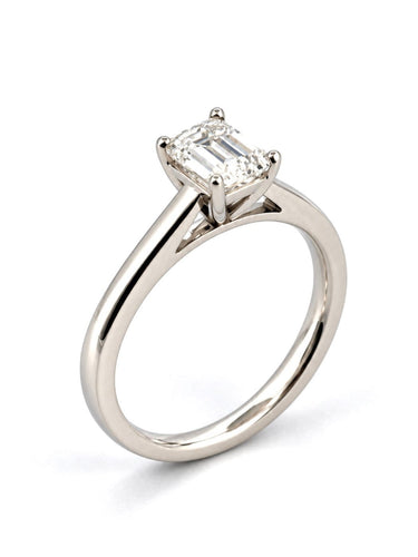 Bague 54 Bague solitaire en or blanc 18 carats, diamant taille émeraude 0,70 ct 58 Facettes 90637