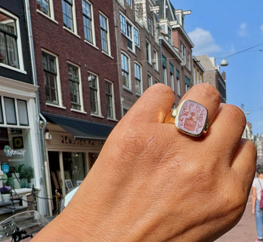 Bague 66 Bague chevalière armoriée en or 14k et cornaline intaille 58 Facettes 84EF1785073345599B2E6B4BC7956834