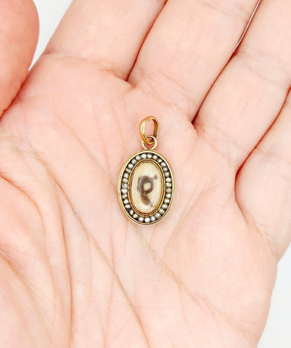 Pendentif Pendentif reliquaire en or 18k, mèche de cheveux et perles, vers 1890 58 Facettes A08132
