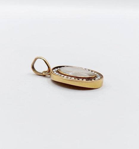 Pendentif Pendentif reliquaire en or 18k, mèche de cheveux et perles, vers 1890 58 Facettes A08132