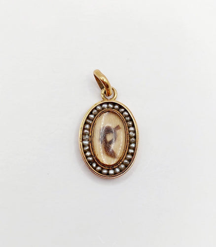 Pendentif Pendentif reliquaire en or 18k, mèche de cheveux et perles, vers 1890 58 Facettes A08132