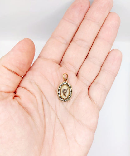 Pendentif Pendentif reliquaire en or 18k, mèche de cheveux et perles, vers 1890 58 Facettes A08132