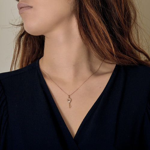Collier Collier clé en or rose 18k avec diamants baguette 58 Facettes ColliercléR