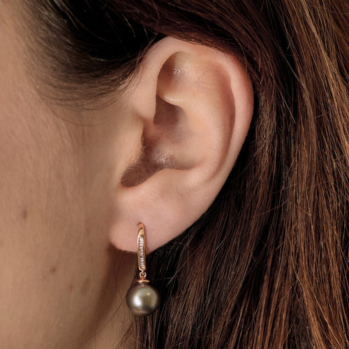 Boucles d'oreilles Boucles d’oreilles dormeuses en or rose 18K, diamants baguettes et perles de Tahiti 58 Facettes Dormeusesbaguettesperles
