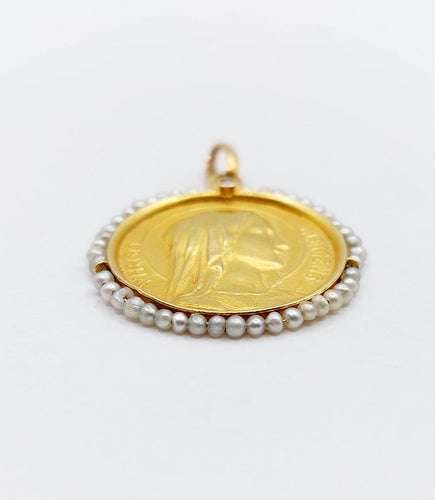 Pendentif Médaille religieuse en or 18k, Vierge Marie et perles, vers 1900, signée Émile Dropsy 58 Facettes A08136
