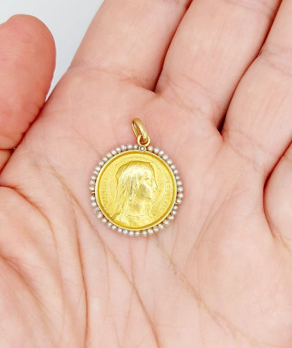 Pendentif Médaille religieuse en or 18k, Vierge Marie et perles, vers 1900, signée Émile Dropsy 58 Facettes A08136