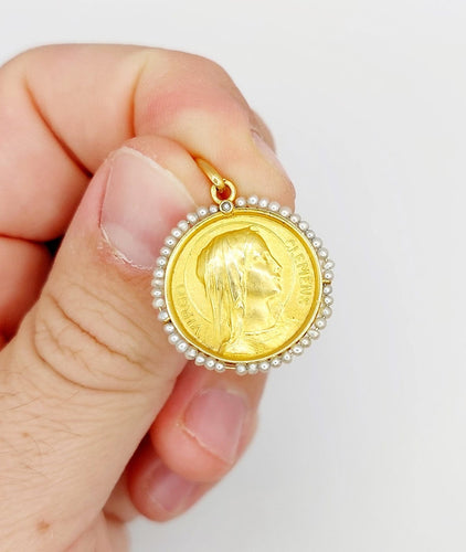 Pendentif Médaille religieuse en or 18k, Vierge Marie et perles, vers 1900, signée Émile Dropsy 58 Facettes A08136