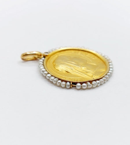 Pendentif Médaille religieuse en or 18k, Vierge Marie et perles, vers 1900, signée Émile Dropsy 58 Facettes A08136