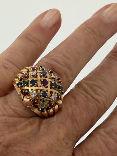 Bague 52 Bague dôme en or jaune 18k, rubis, saphirs, émeraudes et diamants 58 Facettes LOT 7906