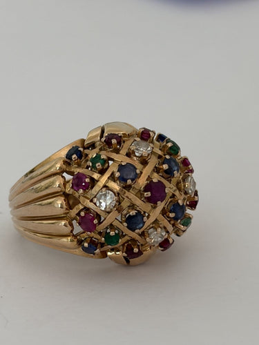 Bague 52 Bague dôme en or jaune 18k, rubis, saphirs, émeraudes et diamants 58 Facettes LOT 7906