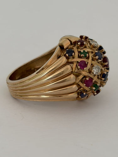 Bague 52 Bague dôme en or jaune 18k, rubis, saphirs, émeraudes et diamants 58 Facettes LOT 7906