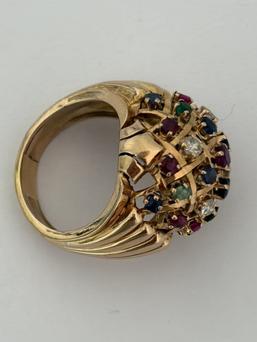 Bague 52 Bague dôme en or jaune 18k, rubis, saphirs, émeraudes et diamants 58 Facettes LOT 7906