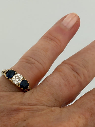 Bague 52 Bague en or jaune 18k, diamant coussin taille ancienne et saphirs 58 Facettes LOT 7895