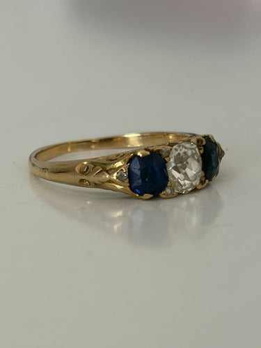Bague 52 Bague en or jaune 18k, diamant coussin taille ancienne et saphirs 58 Facettes LOT 7895