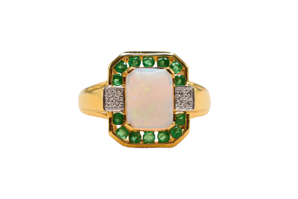 Bague Bague octogonale en or jaune avec opale, émeraudes et diamants 58 Facettes 4232