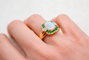 Bague Bague octogonale en or jaune avec opale, émeraudes et diamants 58 Facettes 4232