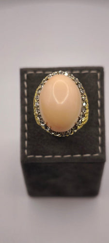 Bague 52 Bague en or jaune 18 carats sertie d’un cabochon de corail 58 Facettes 1CA0000009