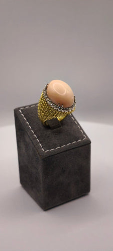 Bague 52 Bague en or jaune 18 carats sertie d’un cabochon de corail 58 Facettes 1CA0000009