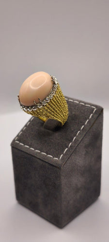Bague 52 Bague en or jaune 18 carats sertie d’un cabochon de corail 58 Facettes 1CA0000009