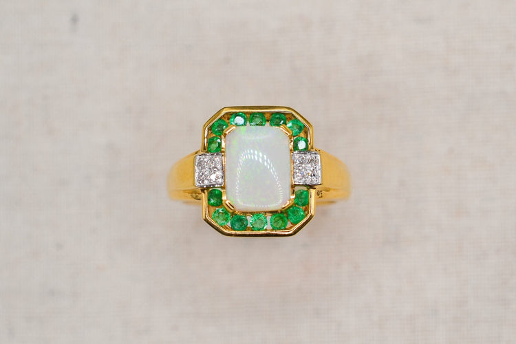 Bague Bague octogonale en or jaune, opale, émeraudes et diamants 58 Facettes 4259