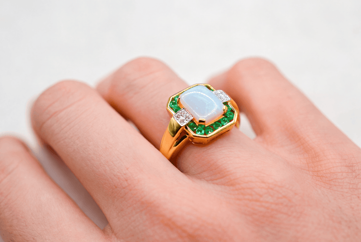 Bague Bague octogonale en or jaune, opale, émeraudes et diamants 58 Facettes 4259