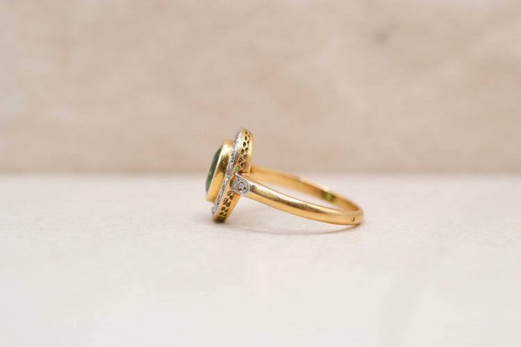 Bague 56 Bague Pompadour en or jaune et blanc 18 carats, diamants et pierre verte 58 Facettes 4225