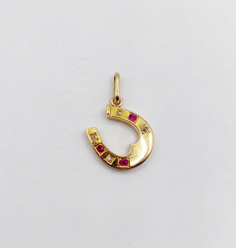 Pendentif Pendentif fer à cheval en or 18k, diamants taille rose et rubis, vers 1900 58 Facettes A07935