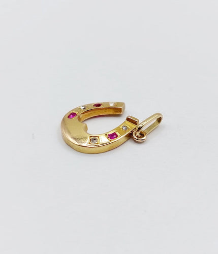 Pendentif Pendentif fer à cheval en or 18k, diamants taille rose et rubis, vers 1900 58 Facettes A07935
