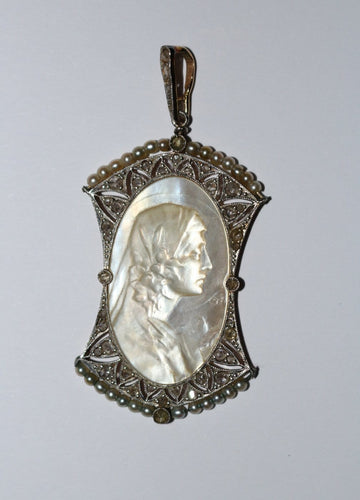 Pendentif ancien vers 1900 en nacre, or jaune 585 et platine 58 Facettes 13
