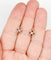 Dormeuses Art déco en or 18k avec fleur, vers 1920 58 Facettes A07989