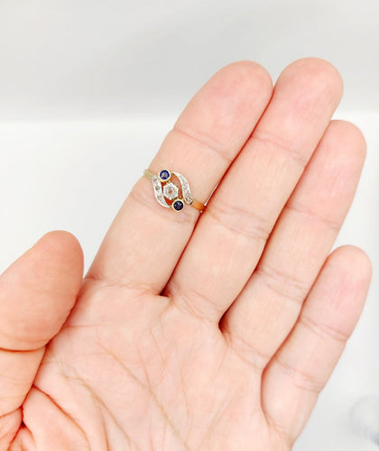 Bague ancienne en or 18k, diamants taille rose et pâtes de verre bleues 58 Facettes A07990