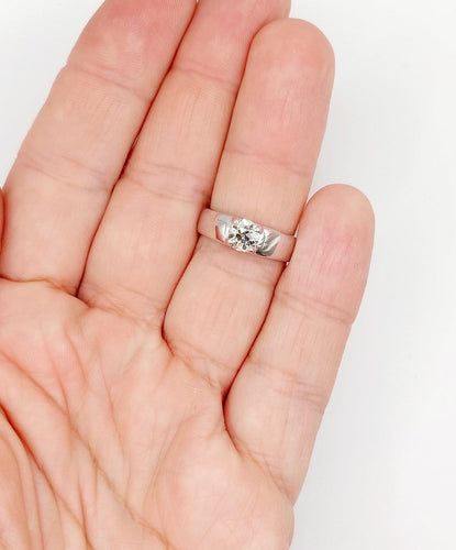 Bague 54 Bague jonc bombé Art déco en or blanc 18k avec diamant taille ancienne 0,75 ct 58 Facettes A08034