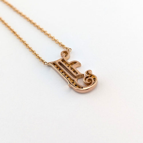 https://18carats.fr/wp-content/uploads/2026/10/38013-39528-Collier-en-or-jaune-pendentif-J-pave-de-diamants-scaled.jpg