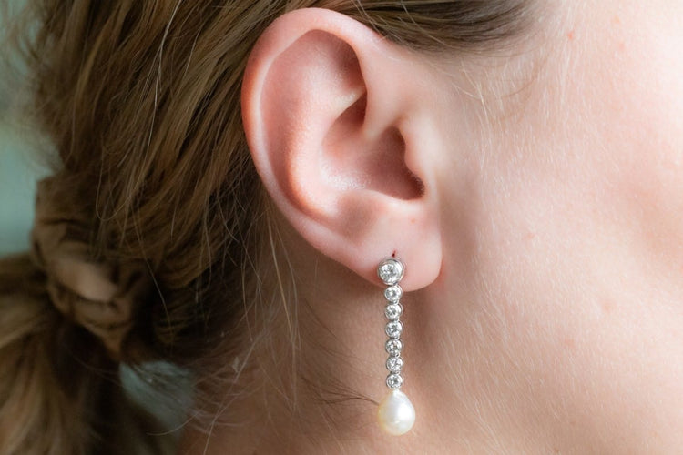Boucles d'oreilles Boucles d’oreilles pendantes en or blanc 14 carats, diamants et perles 58 Facettes PP10