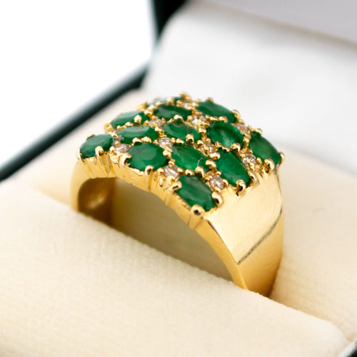 Bague 59.5 Bague pavée en or jaune 18k avec émeraudes et diamants 58 Facettes C3A0873746D6496299E553C4B70E4B58