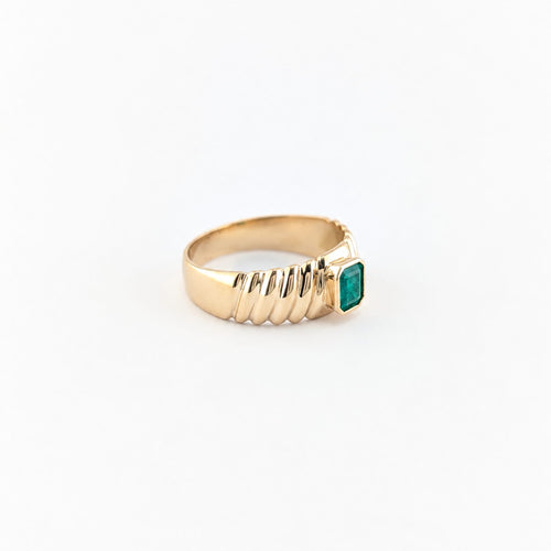 Bague 52 Bague godronnée en or jaune 18 carats et émeraude 58 Facettes 38378