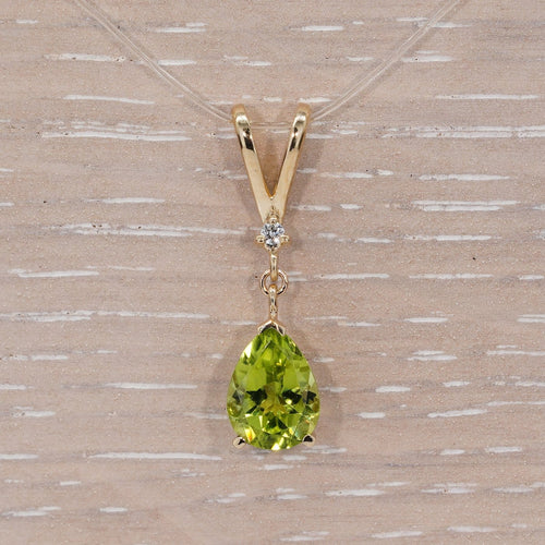 Pendentif Pendentif en or jaune 14k avec péridot naturel et diamant 58 Facettes P0016