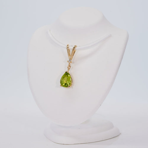 Pendentif Pendentif en or jaune 14k avec péridot naturel et diamant 58 Facettes P0016