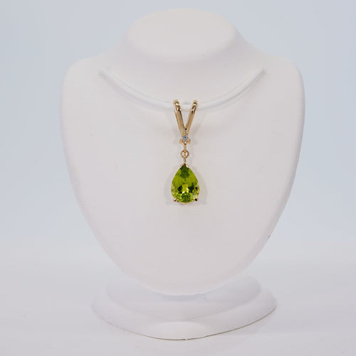 Pendentif Pendentif en or jaune 14k avec péridot naturel et diamant 58 Facettes P0016