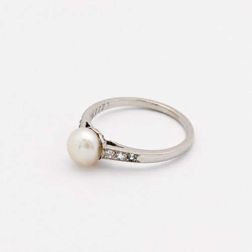 Bague 53 Bague en or blanc avec perle et diamants 58 Facettes 29582