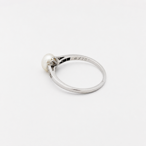 Bague 53 Bague en or blanc avec perle et diamants 58 Facettes 29582