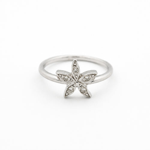 Bague 48 Bague fleur en or blanc et diamants 58 Facettes 30091