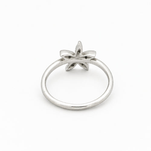 Bague 48 Bague fleur en or blanc et diamants 58 Facettes 30091