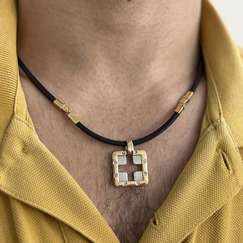 Collier Barakà - Collier en caoutchouc avec pendentif en or 18 ct et diamant 58 Facettes 39581