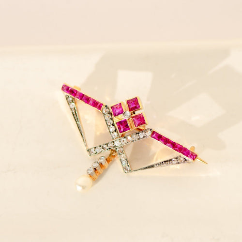 Montre Brosche antique en or jaune 750 avec rubis, diamants et perle 58 Facettes